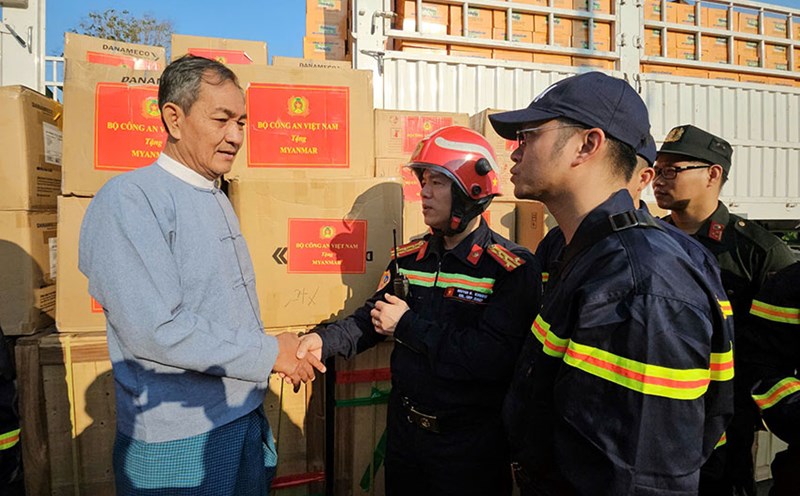 Colonel Nguyen Minh Khuong (red hat team) - Head of the working delegation of the Vietnamese Ministry of Public Security presented medicine and medical equipment to the representative of the Ministry of Social Welfare, Relief and Resettlement of Myanmar. Photo: Le Hoang