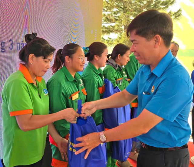 El vicepresidente de la Junta de Empresarios de la Ciudad de Beijing, Pham Chi Tam, entrego regalos a los jovenes trabajadores que se encuentran en dificultades. Imagen de la pagina web de Nam Young