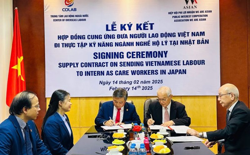 Representatives of the Overseas Labor Center signed a cooperation agreement with the Japanese partner. Photo: Colab