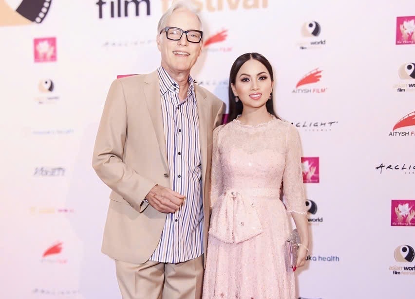 Ha Fung y el ex actor Richard Chamberlain. Foto: El proveedor.