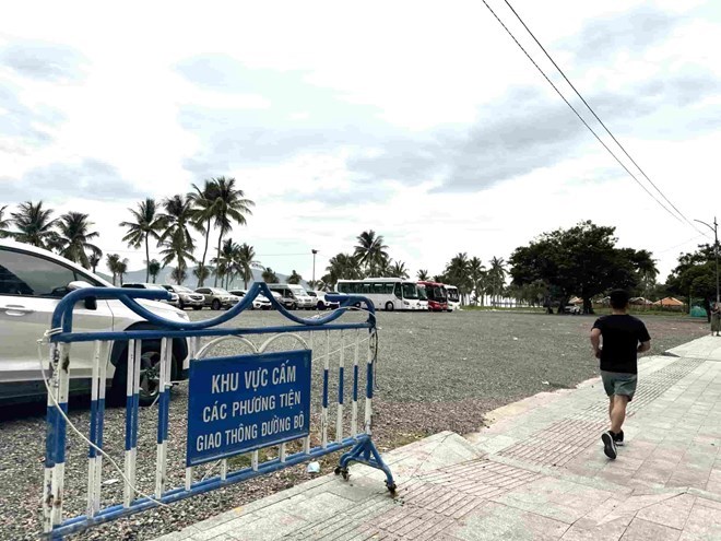 The land at Ana Mandara Resort in Nha Trang is formerly becoming a place for tourist cars to park. Photo: Huu Long