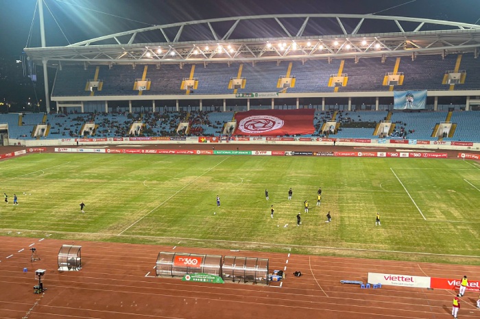 Current status of My Dinh Stadium in the match between The Cong Viettel and Hoang Anh Gia Lai on March 30. Photo: Minh Dan