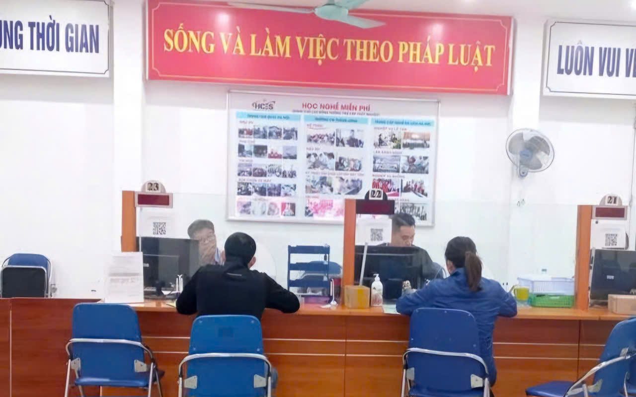 Los trabajadores hacen el tramite para obtener el seguro de desempleo en el Centro de Servicios de Empleo de Hanoi. Imagen de la pagina web de la Universidad de Hong Kong