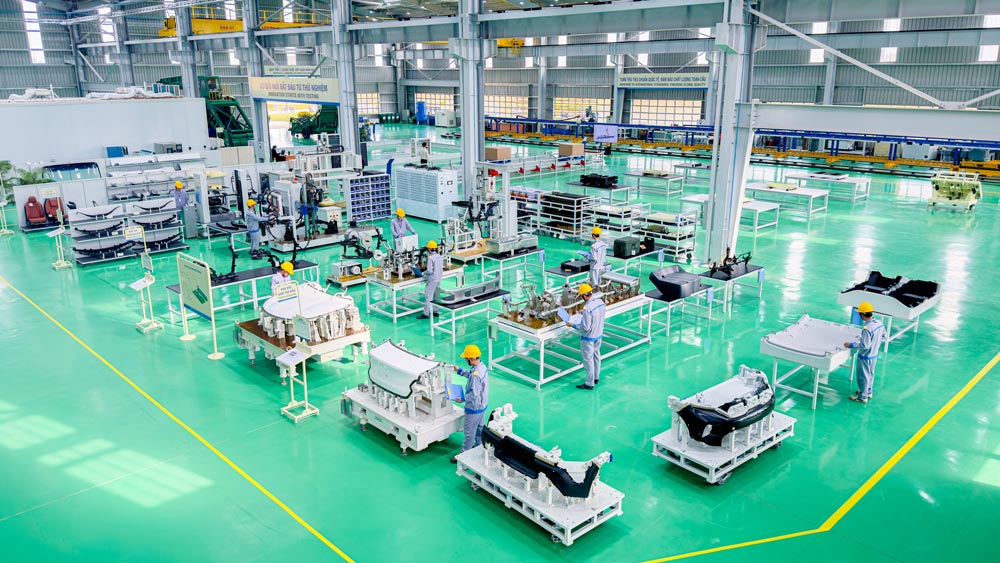 Cac ky su nghien cuu thi nghiem, thu nghiem san pham. Anh: Thaco Industries