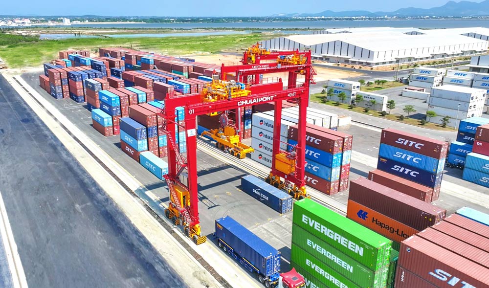San pham cau eRTG do THACO INDUSTRIES nghien cuu, san xuat duoc lap dat tai cang Chu Lai. Anh: Thaco Industries