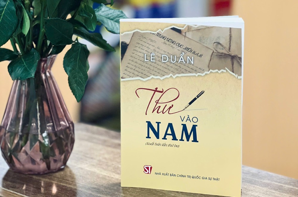 The Truth National Political Publishing House has just published the book "A letter to the South" by the late General Secretary Le Duan. Photo: Tran Vuong