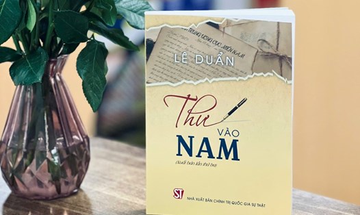Nhà xuất bản Chính trị quốc gia Sự thật vừa xuất bản cuốn sách “Thư vào Nam” của cố Tổng Bí thư Lê Duẩn. Ảnh: Trần Vương