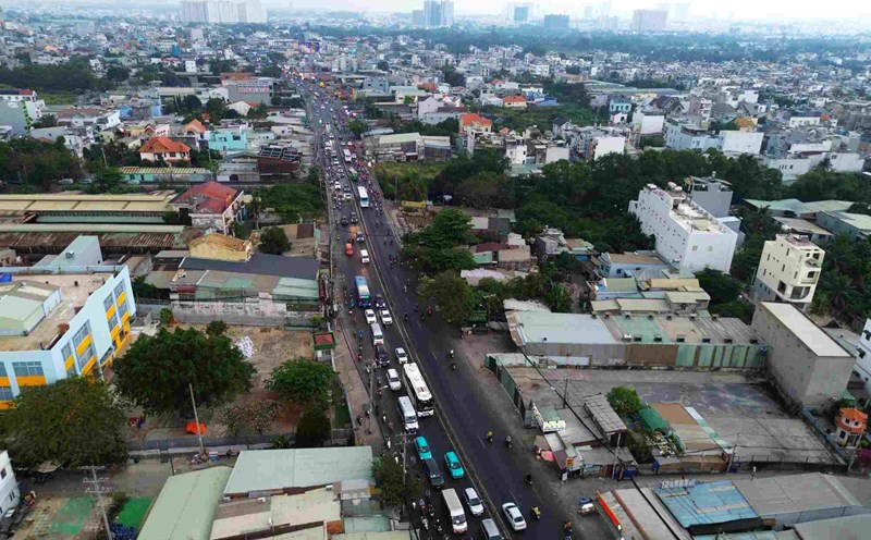 Ho Chi Minh City will widen National Highway 13 to 60m to eliminate congestion. Photo: Minh Quan