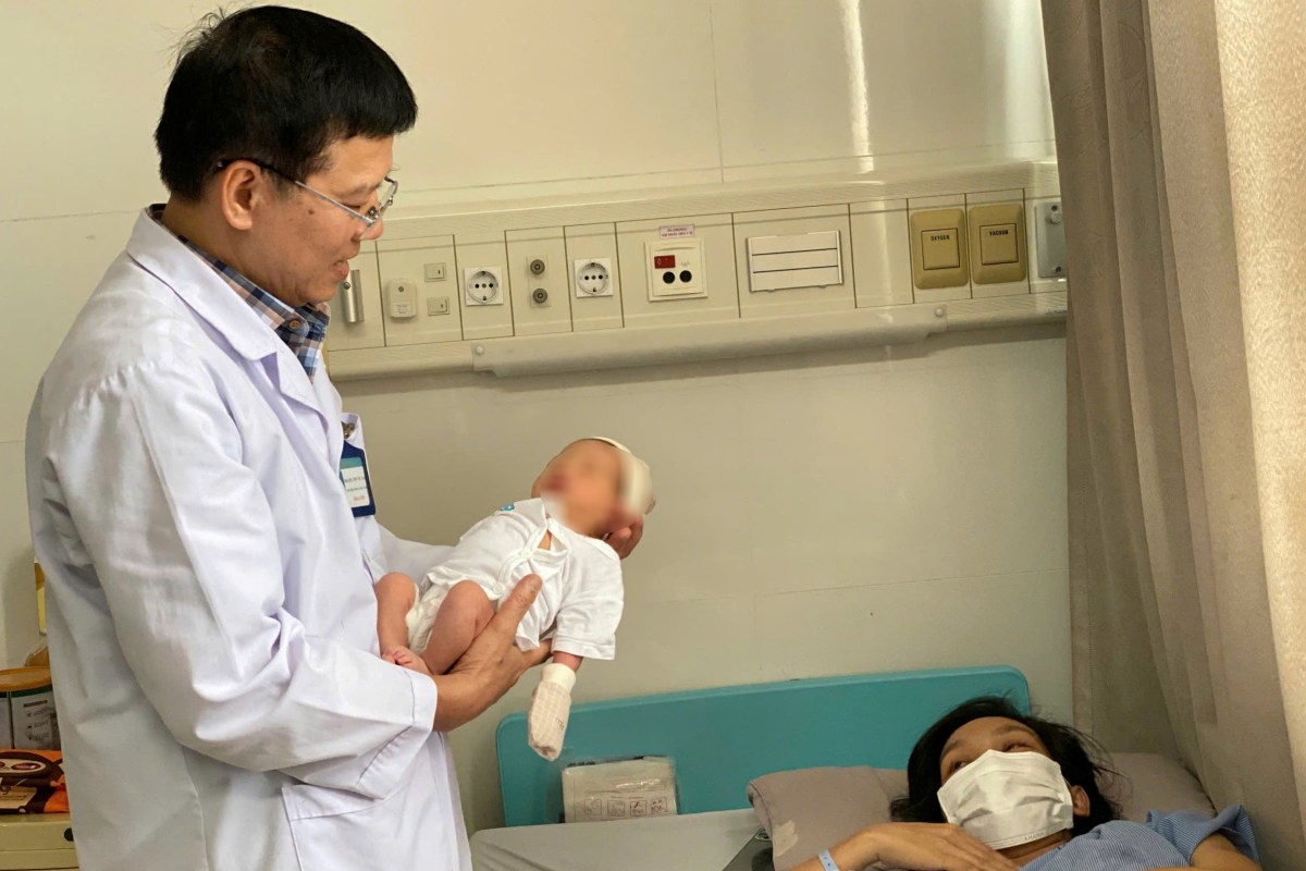 Doctor Hoang Phuoc Ba and the mother welcomed a 3kg baby girl to a healthy birth. Photo: BVCC