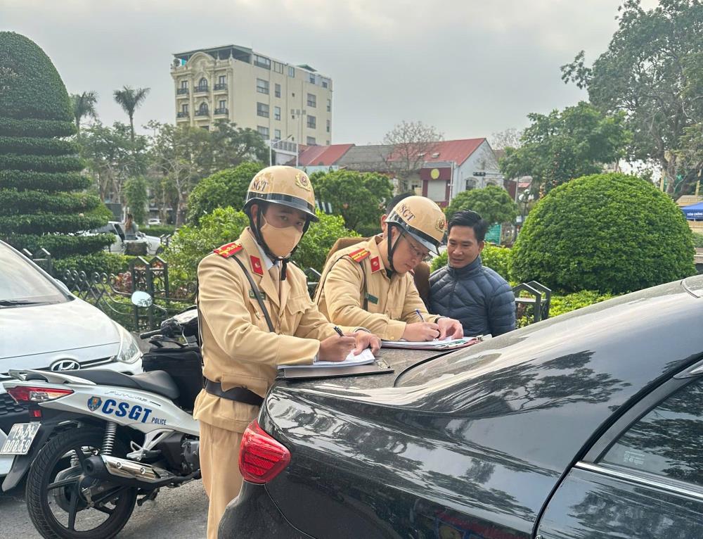 Hong Bang Traffic Police Team Traffic Police Team No. 3 defended the case of a person who violated traffic laws and stopped or parked a vehicle in violation of regulations to guide Dinh Tien Hoang. Photo: Hai Phong City Police