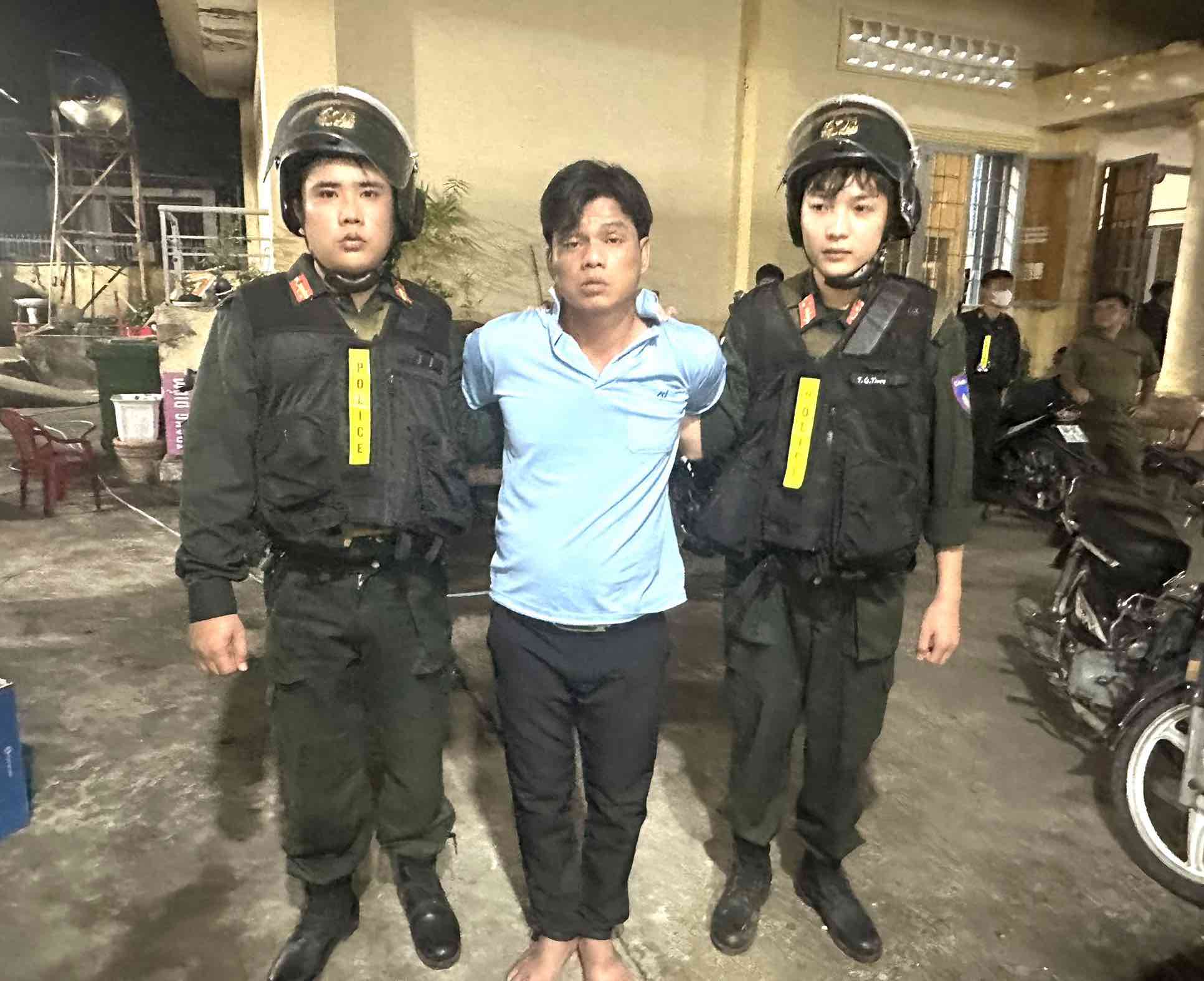 Đối tượng Việt (ở giữa) bị bắt sau hơn 3 giờ gây án. Ảnh: Công an tỉnh Đồng Nai