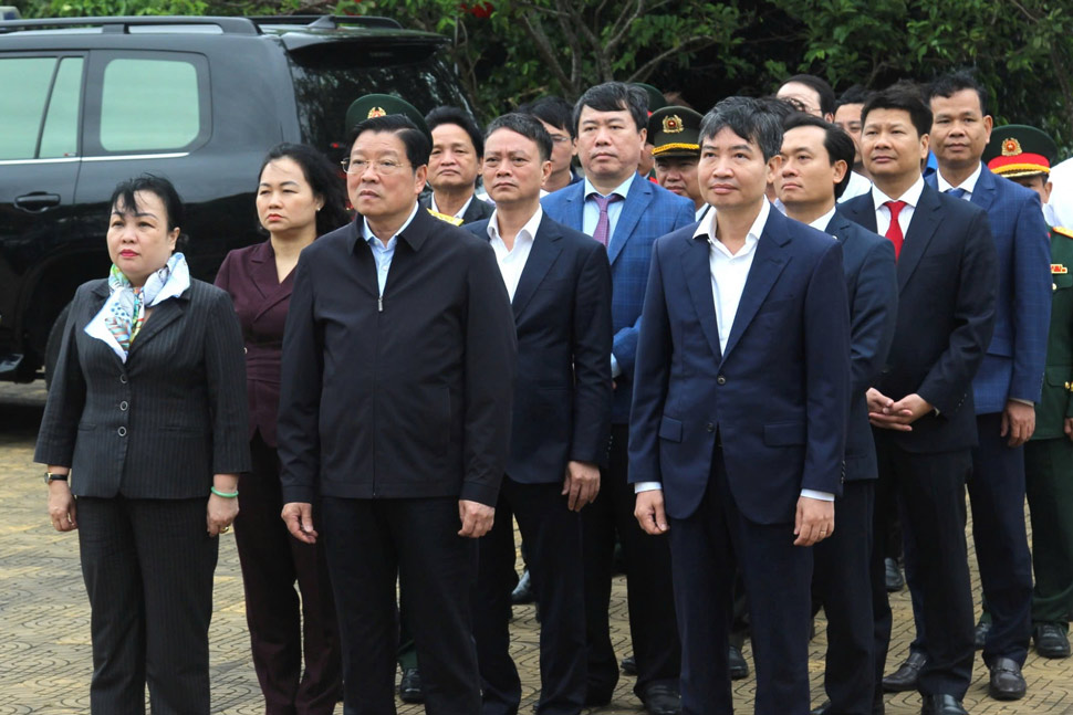 Head of the Central Internal Affairs Commission Phan Dinh Trac and the working delegation offered incense and flowers at the Nui Nhan Memorial (Tuy Hoa City, Phu Yen). Photo: Thanh Thanh