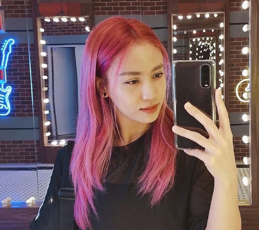 Taking photos in front of the mirror will bring positive spiritual value. Photo: Lu