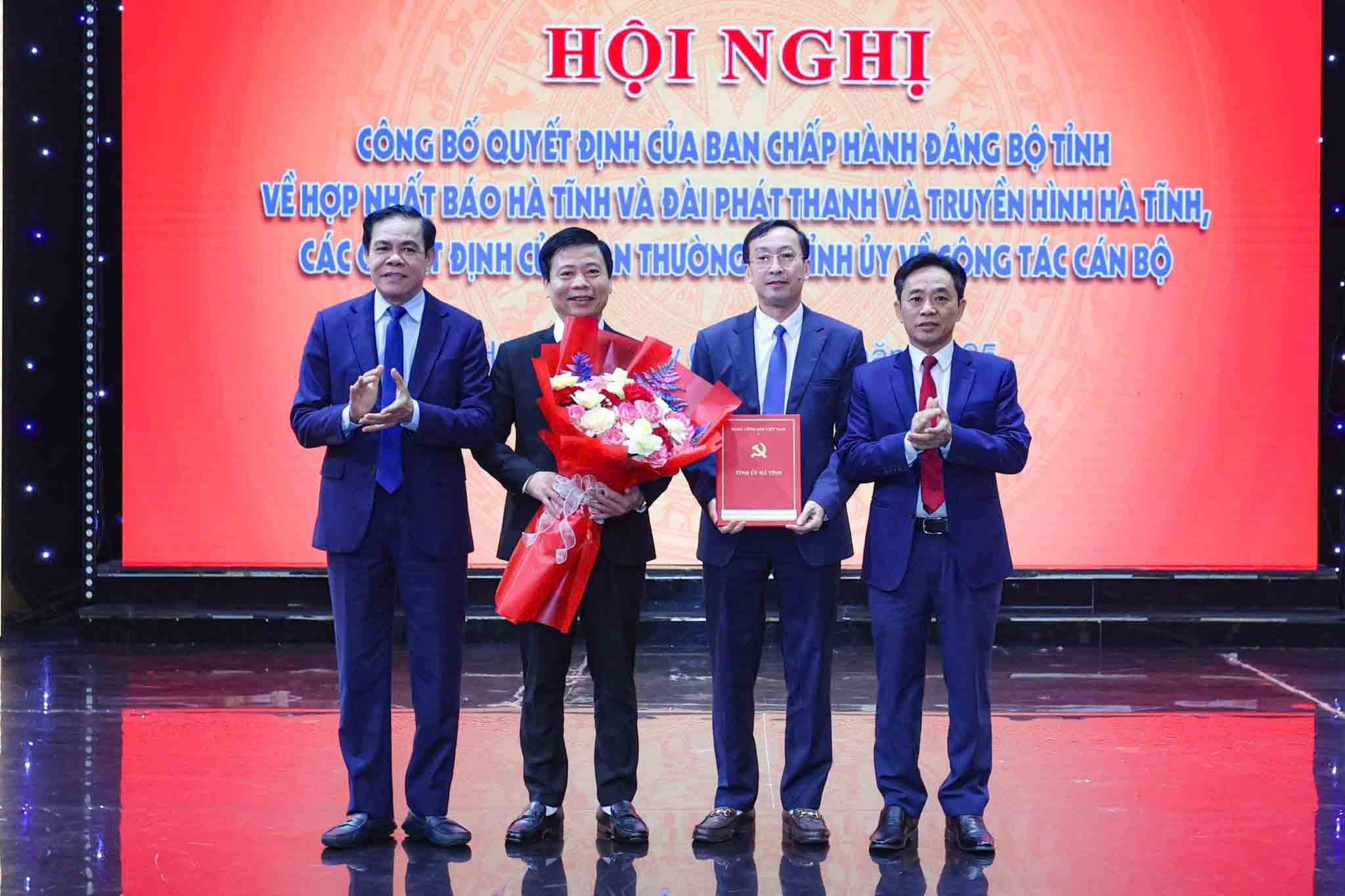 The leaders of Ha Tinh province presented the decision to merge Ha Tinh Newspaper with Ha Tinh Radio and Television Station into Ha Tinh Newspaper. Photo: TH Ha Tinh.