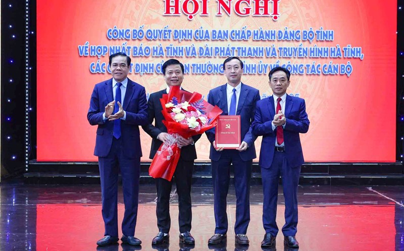 The leaders of Ha Tinh province presented the decision to merge Ha Tinh Newspaper with Ha Tinh Radio and Television Station into Ha Tinh Newspaper. Photo: TH Ha Tinh.