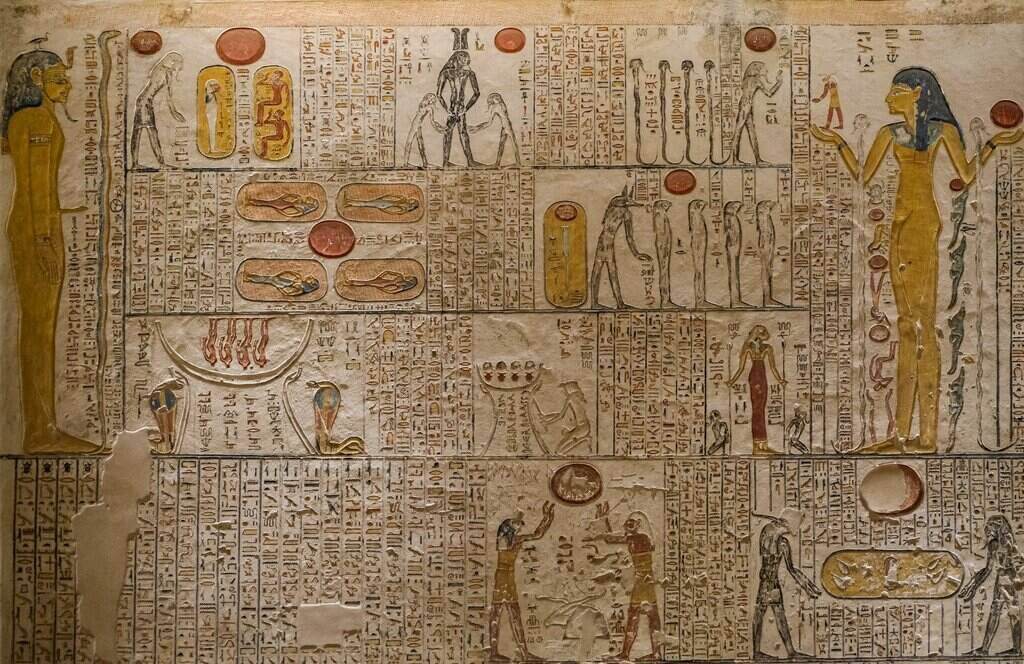 Chữ tượng hình Ai Cập trên các bức tường lăng mộ của các pharaoh Ramses V, Ramses VI ở Luxor, phía nam Ai Cập. Ảnh minh họa: AFP 