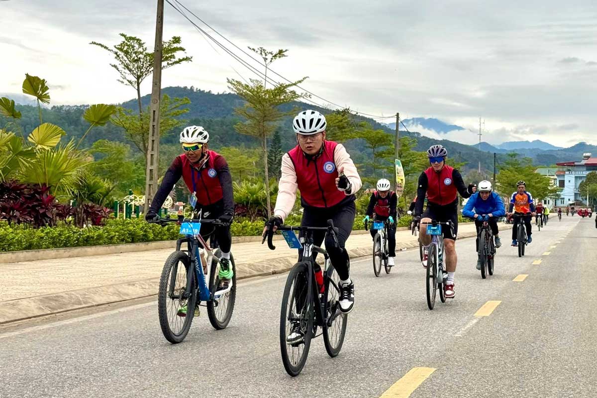 The cross-border cycling friendly program is held in Binh Lieu district, Quang Ninh province. Photo: Thanh Tung