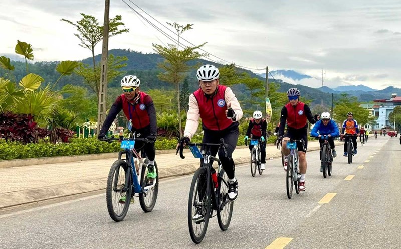The cross-border cycling friendly program is held in Binh Lieu district, Quang Ninh province. Photo: Thanh Tung