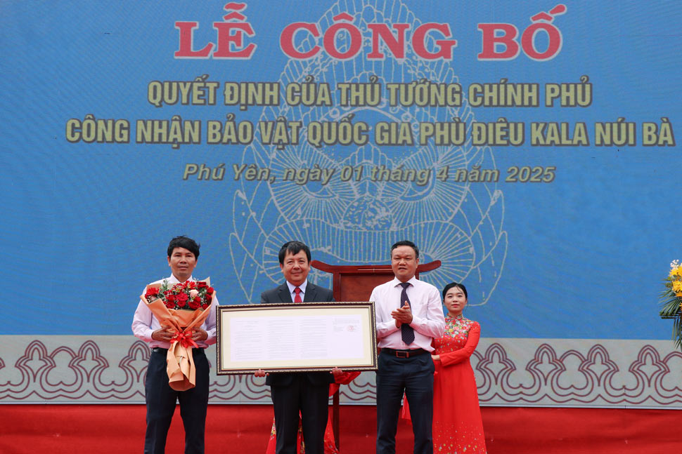 El vicepresidente de la Junta de la Provincia de Fu Yedang, Estados Unidos, entrego la Decision del Primer Ministro de reconocer la joya nacional de la escultura Kala Nui Ba. Imagen: El muro de seguridad