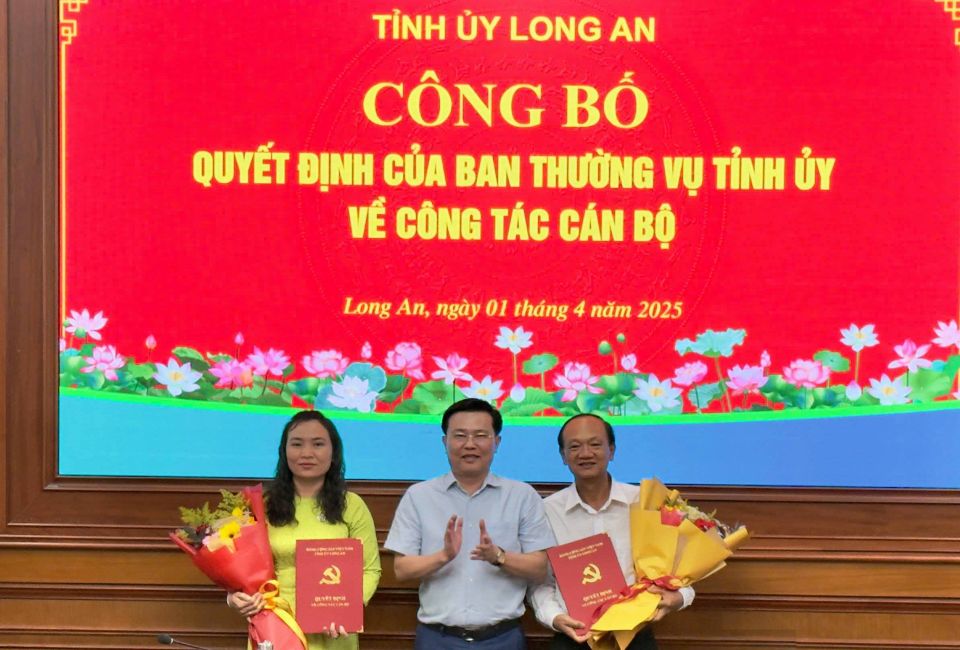 Standing Deputy Secretary of the Provincial Party Committee, Head of the National Assembly Delegation of Long An Province Nguyen Thanh Hai (middle) presented the decision to Ms. Le Thi Cam Tu and Mr. Nguyen Hong Thuy. Photo: Long An Portal
