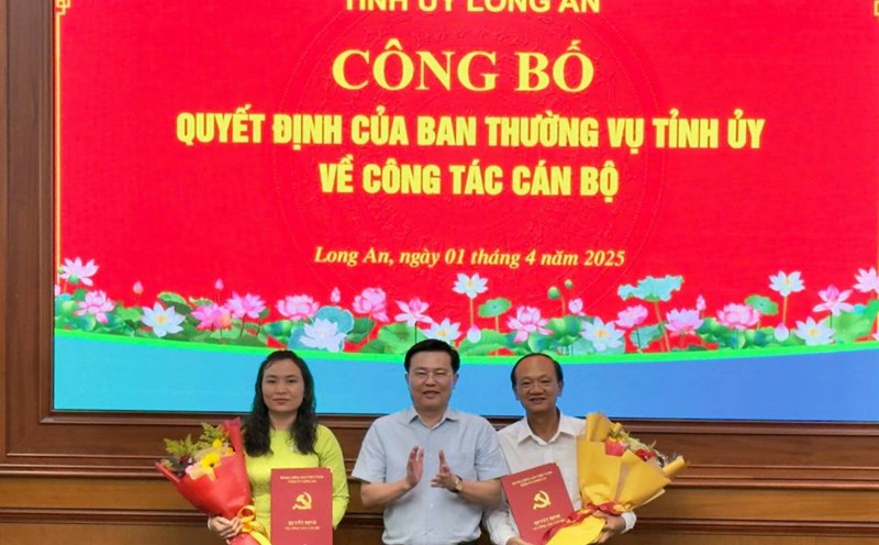 Standing Deputy Secretary of the Provincial Party Committee, Head of the National Assembly Delegation of Long An Province Nguyen Thanh Hai (middle) presented the decision to Ms. Le Thi Cam Tu and Mr. Nguyen Hong Thuy. Photo: Long An Portal