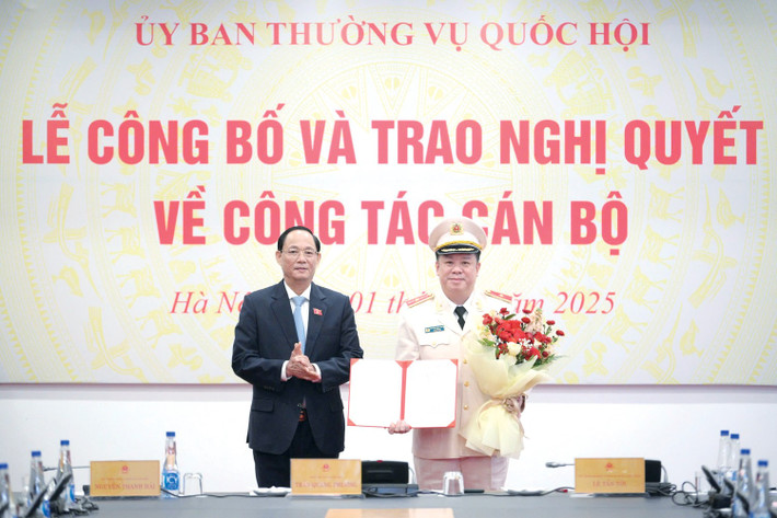Vice Chairman of the National Assembly, Senior Lieutenant General Tran Quang Phuong presented the resolution on personnel work of the National Assembly Standing Committee to Vice Chairman of the National Defense, Security and Foreign Affairs Committee Nguyen Quoc Hung. Photo: N. Thanh