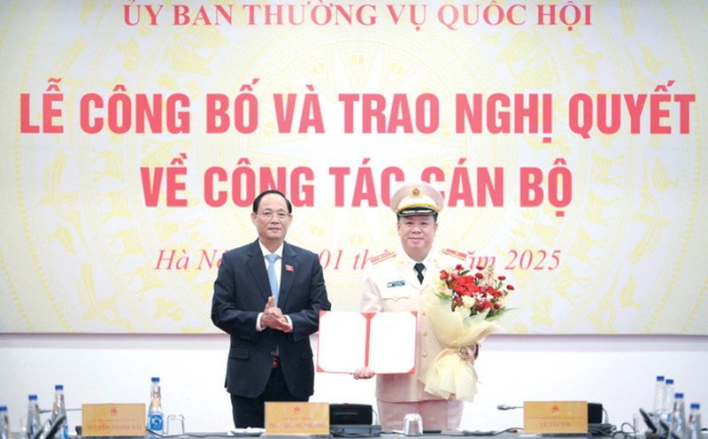 Vice Chairman of the National Assembly, Senior Lieutenant General Tran Quang Phuong presented the resolution on personnel work of the National Assembly Standing Committee to Vice Chairman of the National Defense, Security and Foreign Affairs Committee Nguyen Quoc Hung. Photo: N. Thanh