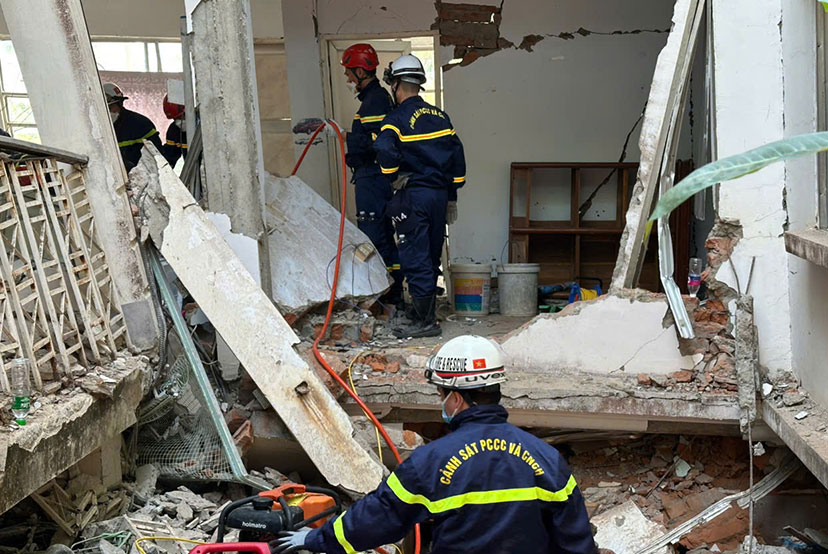 The rescue team of Vietnam Police approached the scene where the 14-year-old victim was discovered. Photo: Le Hoang