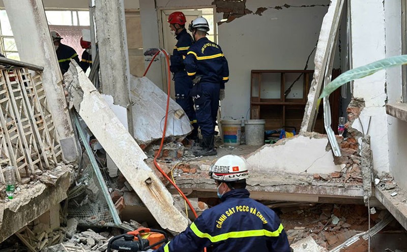The rescue team of Vietnam Police approached the scene where the 14-year-old victim was discovered. Photo: Le Hoang