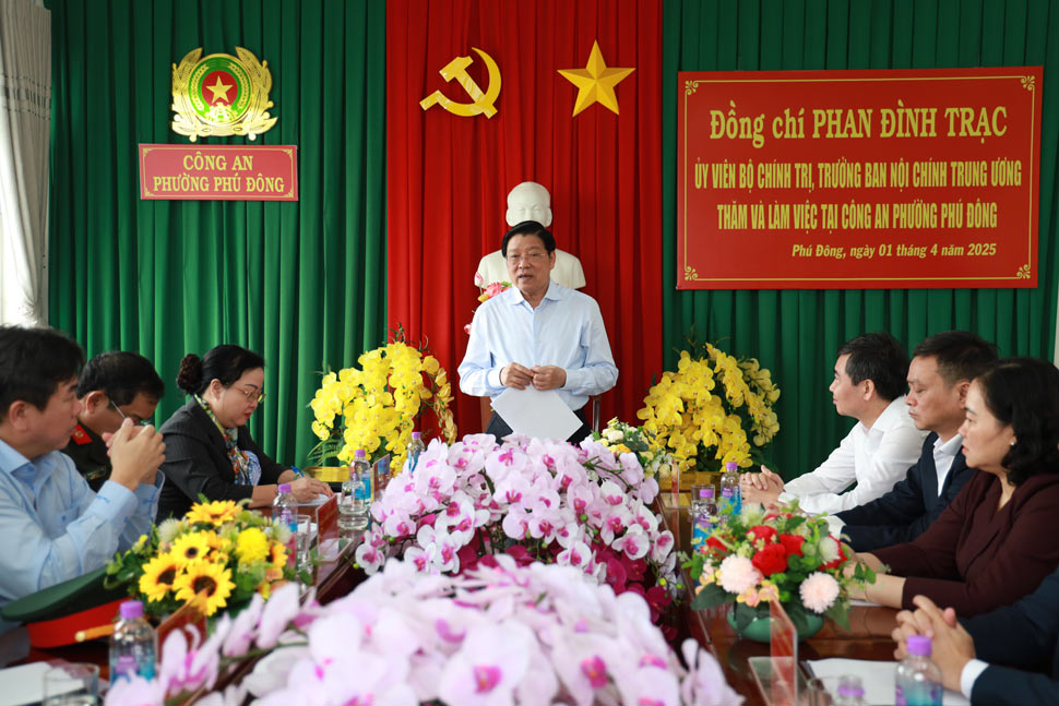 Head of the Central Internal Affairs Commission Phan Dinh Trac visited and worked with the Phu Dong Ward Police (Tuy Hoa City, Phu Yen). Photo: Xuan An