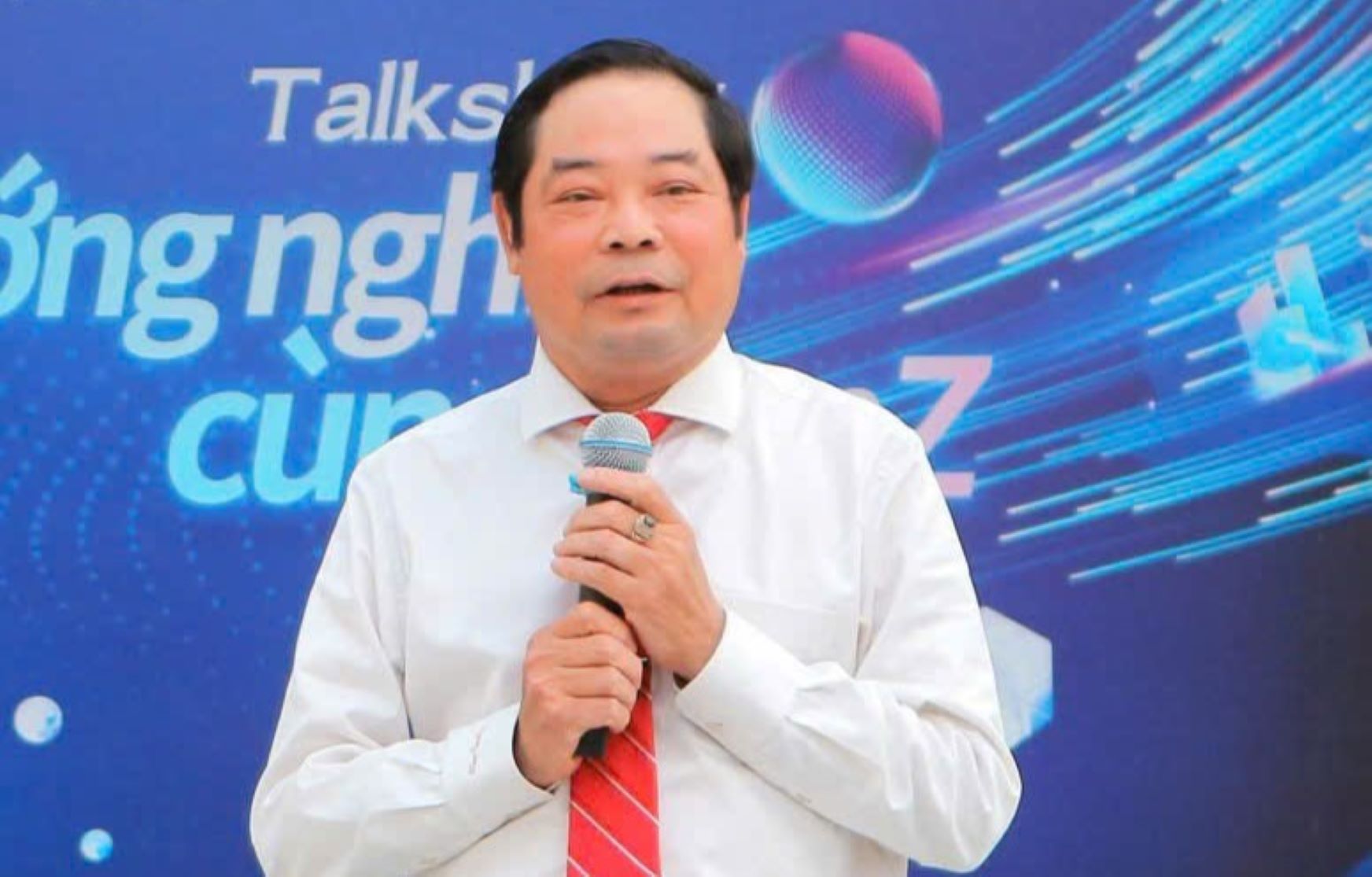 TS Phung Kim Phu – Hieu truong Truong Trung hoc pho thong Hoang Dieu (tinh Soc Trang) keu goi cac em hoc sinh manh dan noi khong voi hoc them tran lan. Anh: Nhan vat cung cap