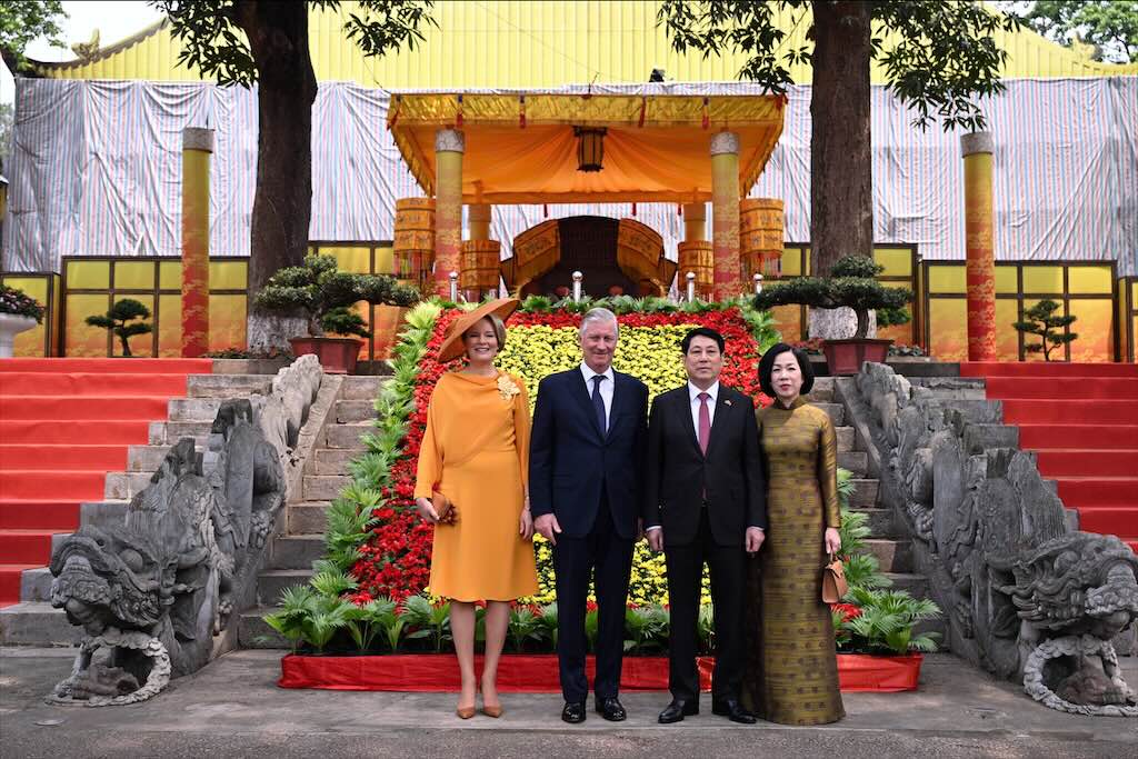 Politburo member and President Luong Cuong and his wife, along with the King of Belgium and the Queen Mother, visited the Imperial Citadel of Thang Long. Photo: Hai Nguyen