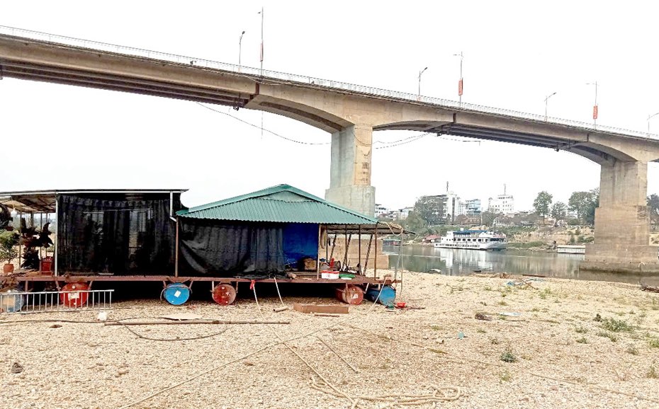 The Lo River section through Tuyen Quang City is dry at the bottom, at the lowest level in history. Photo: Doan Thu.