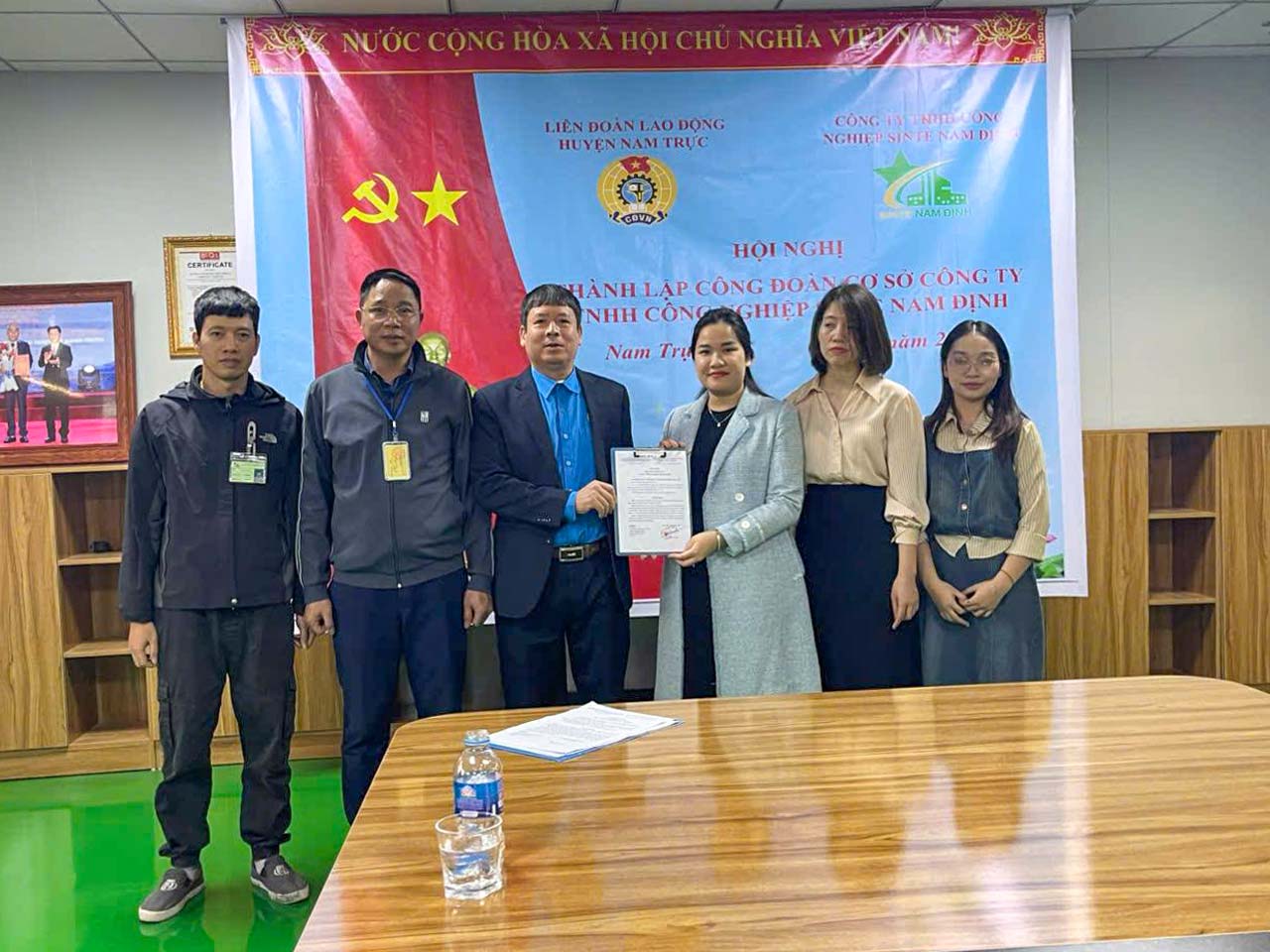 Handing over the Decision to establish the Trade Union of Sinte Nam Dinh Industrial Company Limited. Photo: Nam Dinh Trade Union