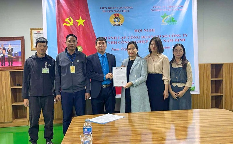 Handing over the Decision to establish the Trade Union of Sinte Nam Dinh Industrial Company Limited. Photo: Nam Dinh Trade Union