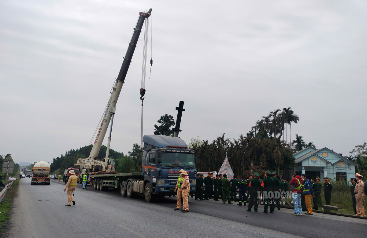 Scene of the tanker truck fire on the Noi Bai - Lao Cai highway, killing the driver. Photo: Van Duc