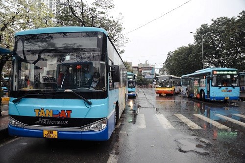 Adjusting and reorganizing a number of bus routes in Hanoi from April 1 to 4. Photo: Tien Manh
