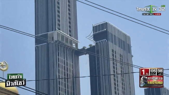 The moment the man jumped over the bridge connecting the two buildings was recorded in the earthquake, at that time the bridge had broken. Photo cut from video
