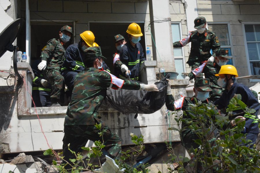 The rescue team of the Vietnam People's Army has taken the body of a Myanmar victim out of a building collapsed by an earthquake. Photo: Vu Hung