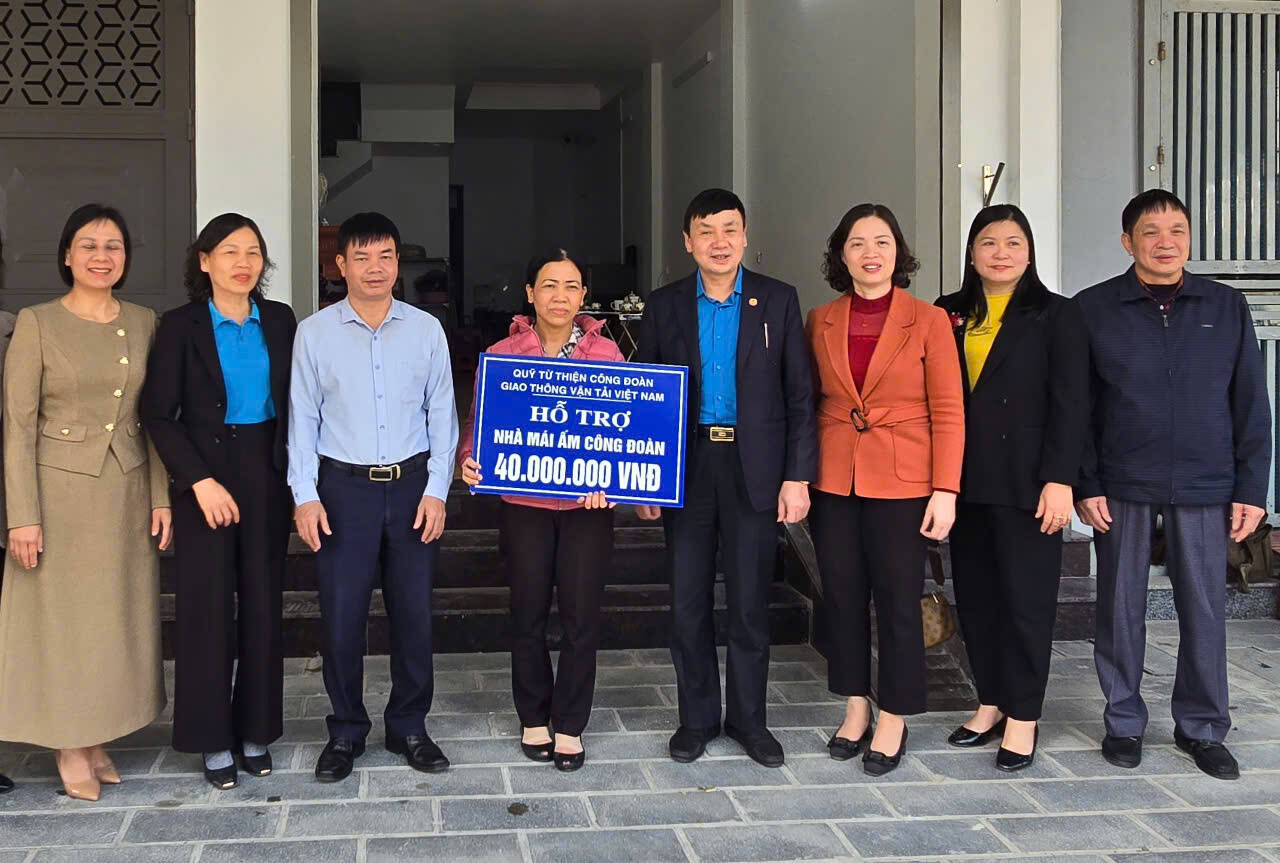 Representantes de la direccion de la Asociacion de Trabajadores de la Provincia de Ninh Binh, lideres del Departamento de Salud, la Union de Empresarios de la Provincia de Ninh Binh y el Comite de Administracion del Hospital de Ninh Binh entregaron dinero para construir una casa sindical para la familia de Liang. Imagen de la pagina web de la Universidad de Hong Kong