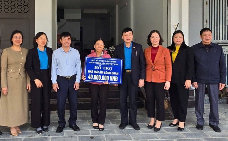 Representatives of the Ninh Binh Provincial Federation of Labor, leaders of the Department of Health, the Ninh Binh Provincial People's Committee Trade Union and the Ninh Binh General Hospital Trade Union presented support money to build a union shelter for Ms. Lien's family. Photo: Nguyen Truong