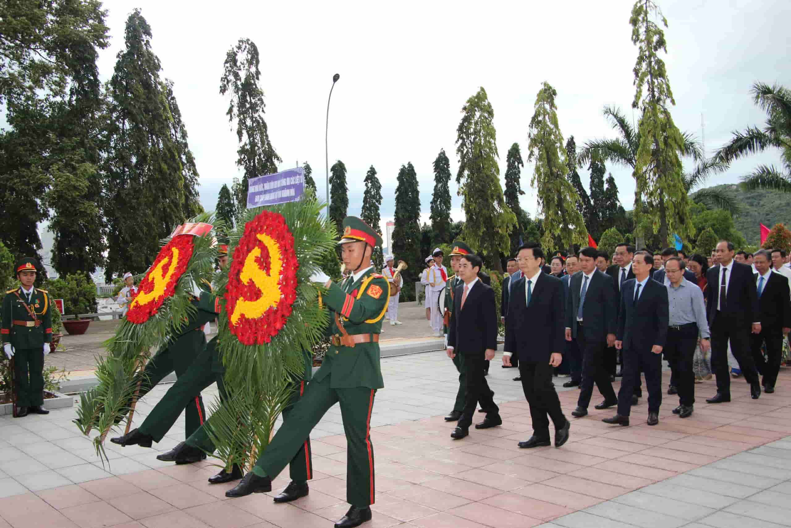 Deputy Prime Minister Mai Van Chinh laid wreaths and offered incense to pay respect to the heroic martyrs at Hon Dung Martyrs' Cemetery. Photo: Huu Long