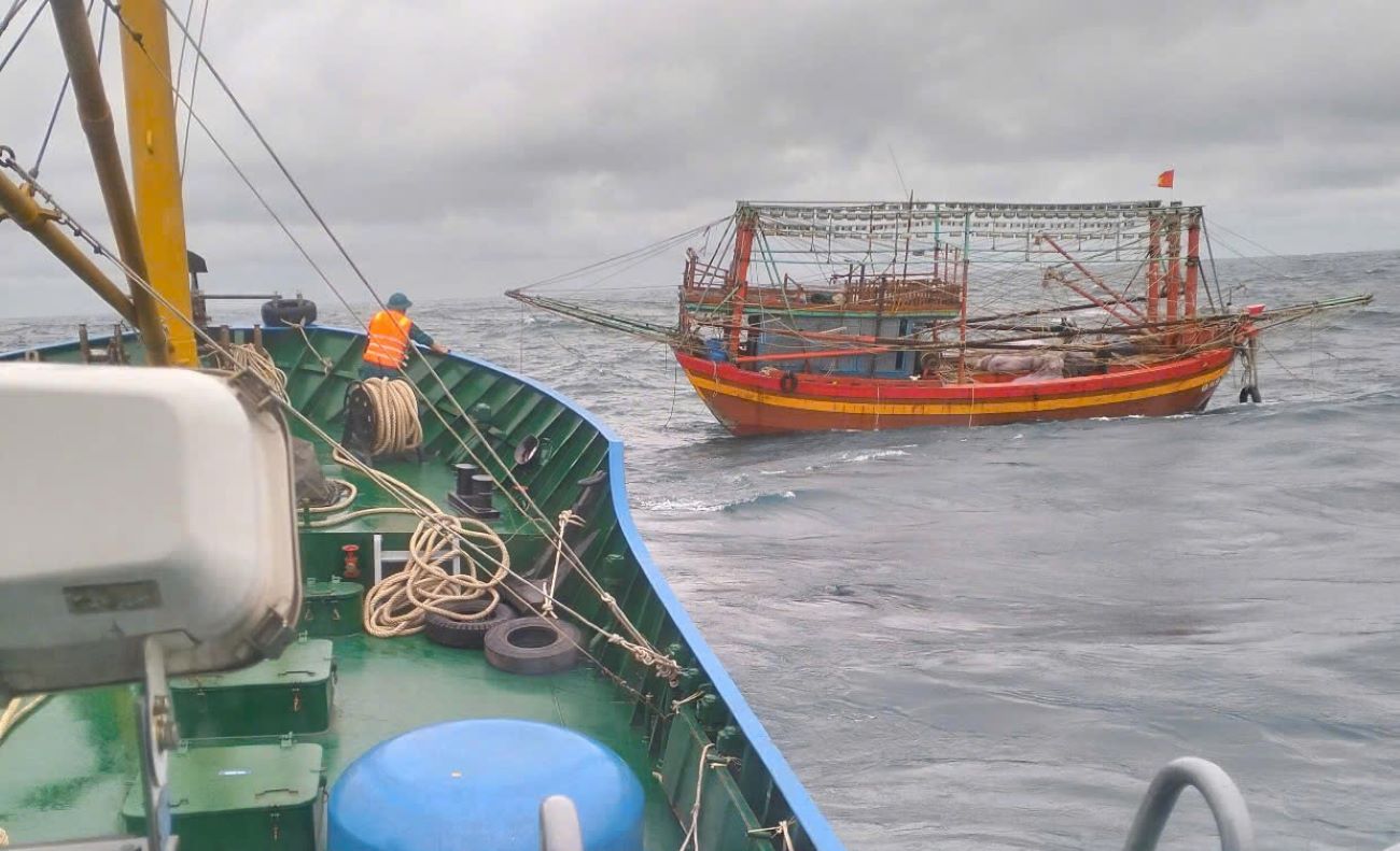 Ship of the Quang Tri Provincial Military Commission approached to rescue the fishing boat. Photo: X. Dien