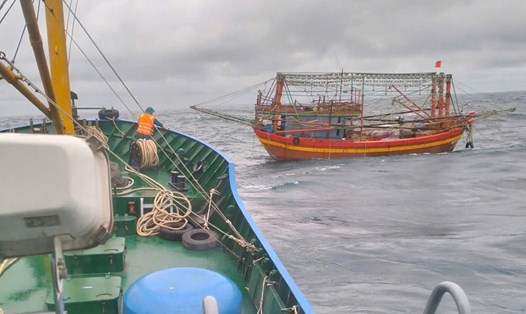 Tàu của Hải đội dân quân thường trực tỉnh Quảng Trị tiếp cận để cứu hộ tàu cá. Ảnh: X.Diện