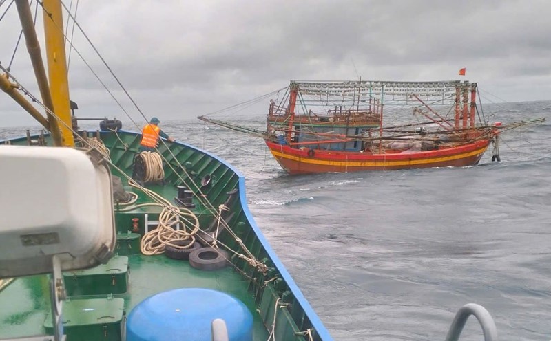 Ship of the Quang Tri Provincial Military Commission approached to rescue the fishing boat. Photo: X. Dien