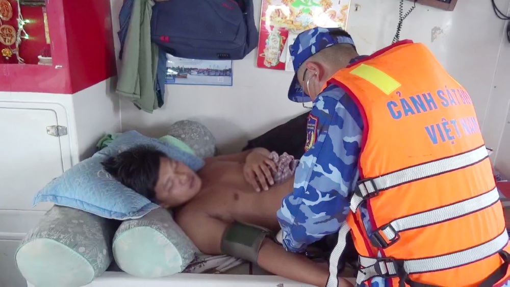 The functional forces of the Coast Guard Region 4 Command rescue fishermen in work accidents at sea in 2024. Photo: CSB4 Region Command