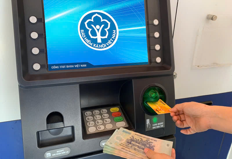 La OMS de Vietnam tiene una guia para el pago de pensiones y subsidios de la OMS para los beneficiarios de abril de 2025. Imagen: Ha Ang