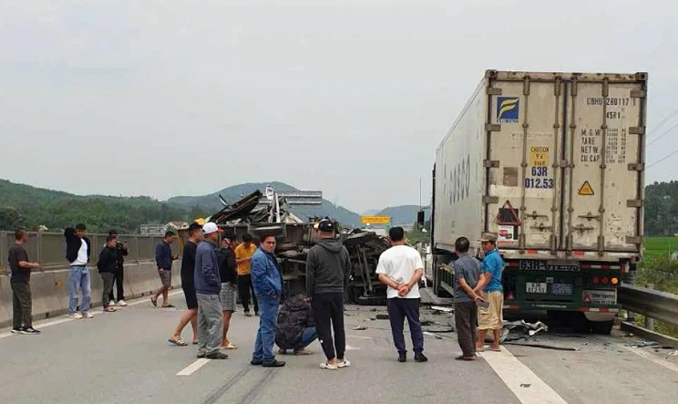Scene of the traffic accident on the Dien Chau (Nghe An) - Nghi Son (Thanh Hoa) expressway. Photo: Ngoc Anh