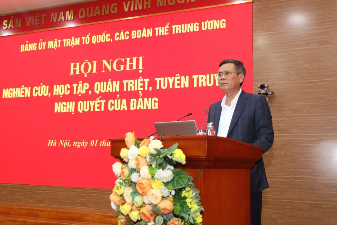 Comrade Tran Thang - Deputy Secretary of the Party Committee of the Fatherland Front and Central Organizations - delivered a concluding speech at the conference, mentioning the content of rearranging socio-political organizations and mass organizations assigned by the Party and the State. Photo: Hai Nguyen