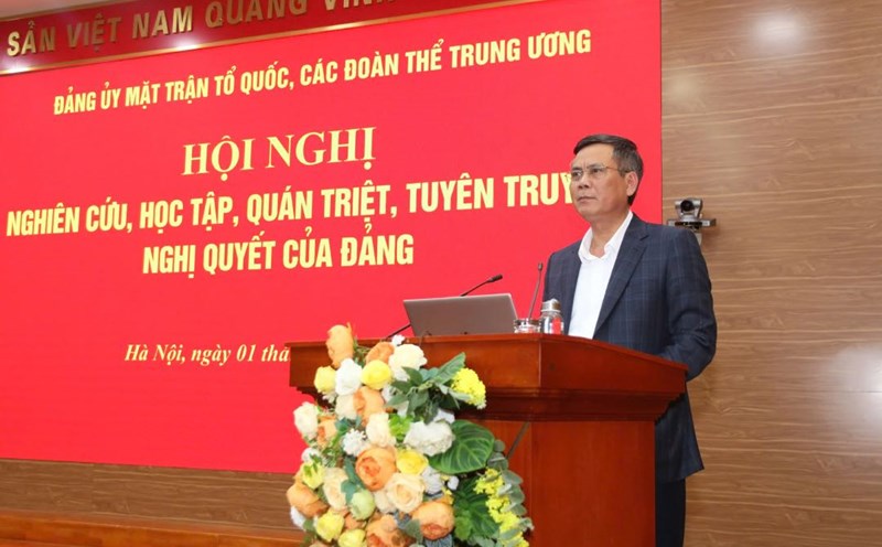 Comrade Tran Thang - Deputy Secretary of the Party Committee of the Fatherland Front and Central Organizations - delivered a concluding speech at the conference, mentioning the content of rearranging socio-political organizations and mass organizations assigned by the Party and the State. Photo: Hai Nguyen